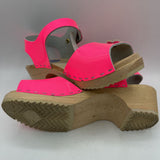 Size 3.5Y (35): Torpatoffeln HOT PINK PATENT Strappy Clogs- NEW
